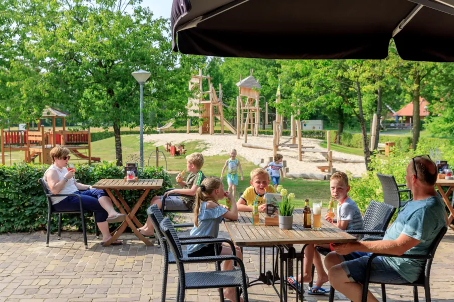 Terras met speeltuin vakantiepark kaps